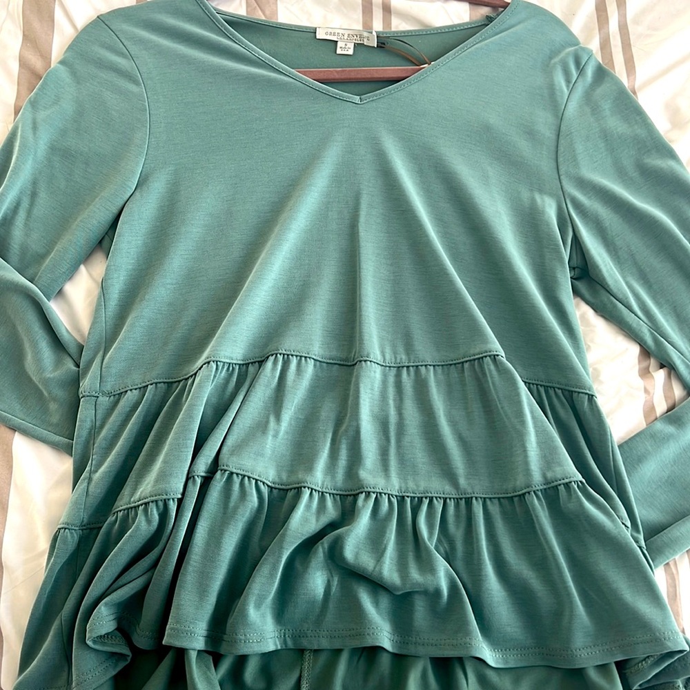 Long sleeve ruffle top. Women’s S. Green Envelope Los Angeles